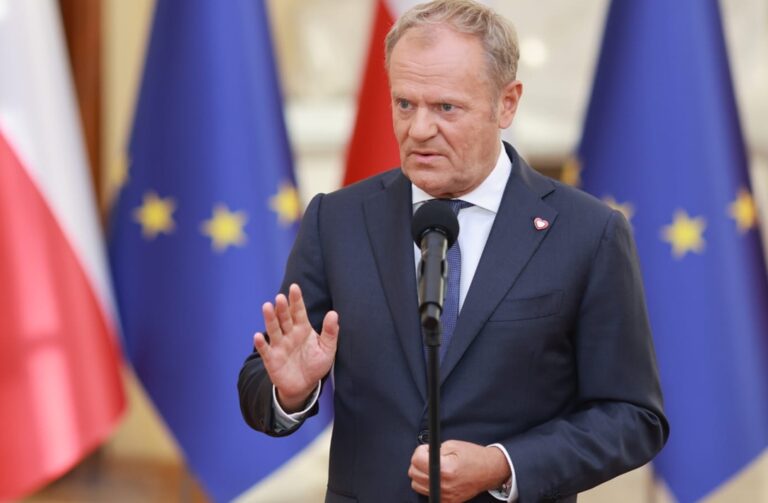 „Dajmy mu trochę czasu”. Tusk ironicznie o prezydencie