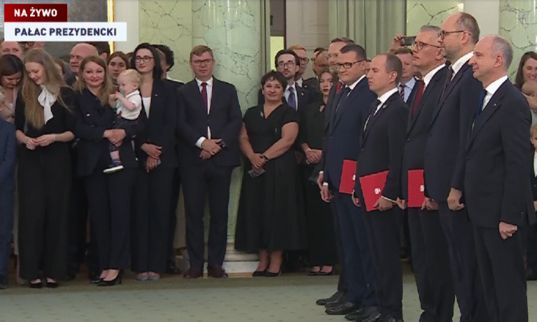 Ministrowie czy wojownicy? Nawrocki powołał swoich ministrów Czas i okoliczności w których prezydenccy ministrowie będą pełnić swoje funkcje, czyni z nich wojowników. Będą ranni i z pewnością ofiary.