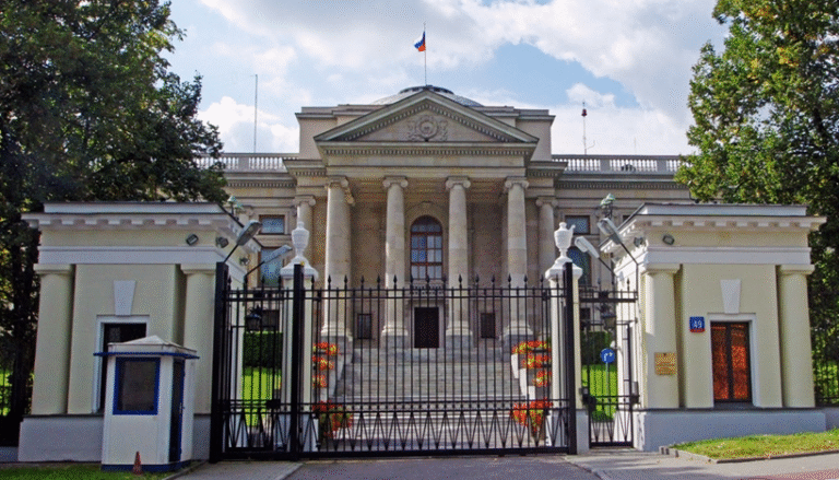 PiS chce wywłaszczyć ambasadę Putina. Zagraża bezpieczeństwu Polski!