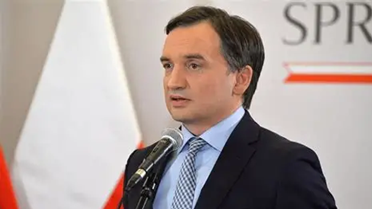 Ziobro odgrzewa spory, bo Morawiecki idzie do przodu