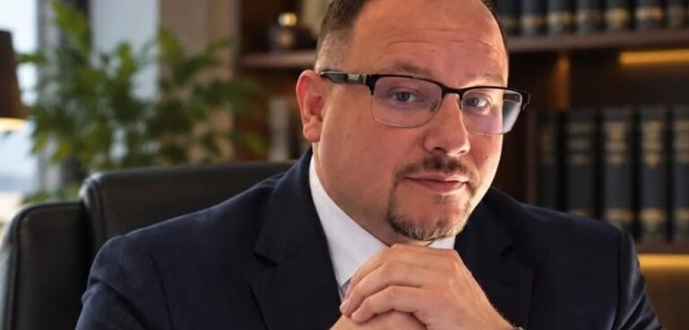 Michał Bukowski, adwokat i prezes Centrum Biznesu CK, spółki rozwijającej portale regionalne, informacyjne i branżowe, w tym SkutecznyAdwokat.pl oraz SkutecznyLekarz.pl. W rozmowie opowiada o misji wydawniczej, docenianiu osiągnięć prawników i lekarzy oraz znaczeniu niezależności redakcyjnej.